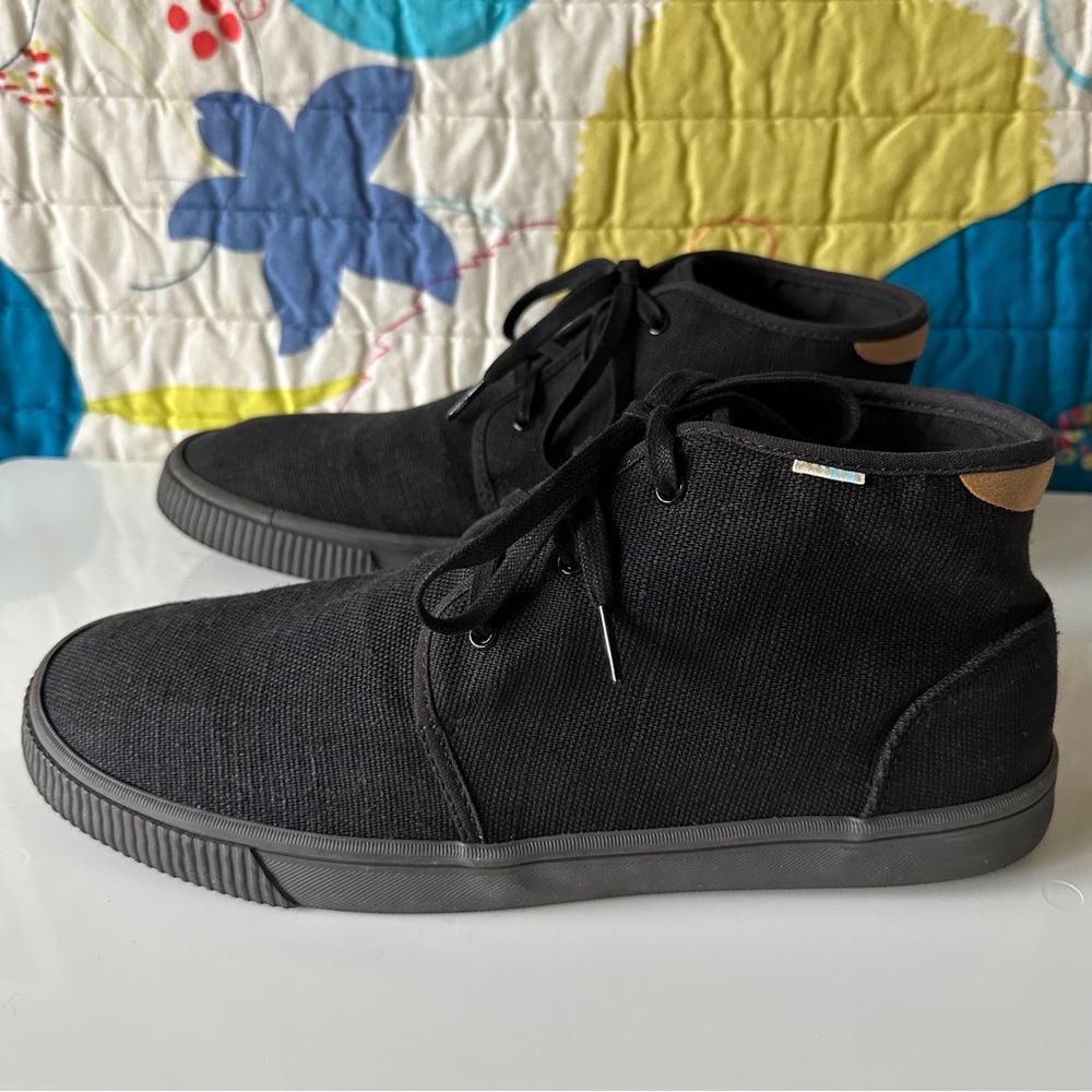 toms carlo mid sneaker in black canvas / size 8.5